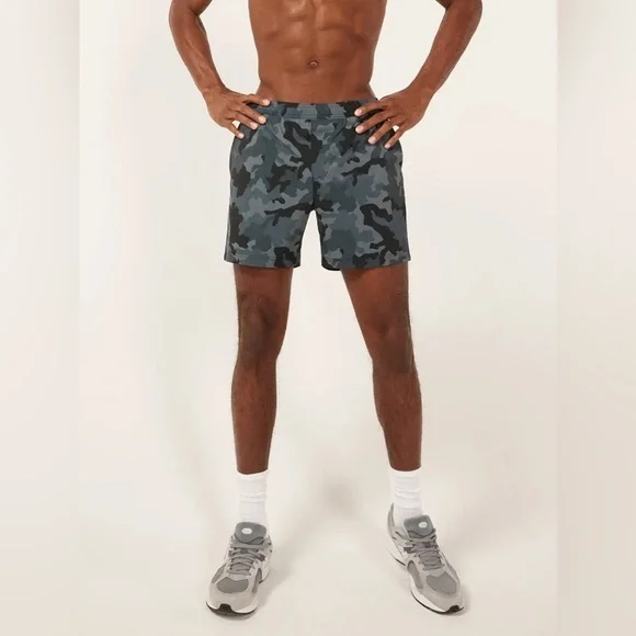 NWT Chubbies Men’s The Camo Glows 7” Performance Shorts in Black/Grey Camo in S - Picture 2 of 7